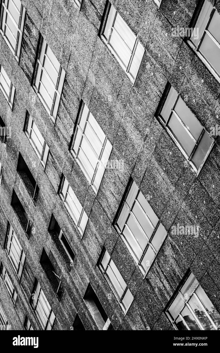 Rustsels Old Town - Belgio - 06 07 2019 - Vista astratta sulle finestre a motivi geometrici di un vecchio edificio in prestito sociale, chiamato Rempart des Moines -Papenv Foto Stock