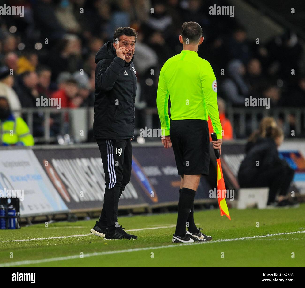 Swansea, Galles; 8th marzo 2022; stadio Swansea.com, Swansea, Galles; campionato di calcio, Swansea contro Fulham: Marco Silva manager di Fulham fa il suo punto all'assistente arbitri Foto Stock