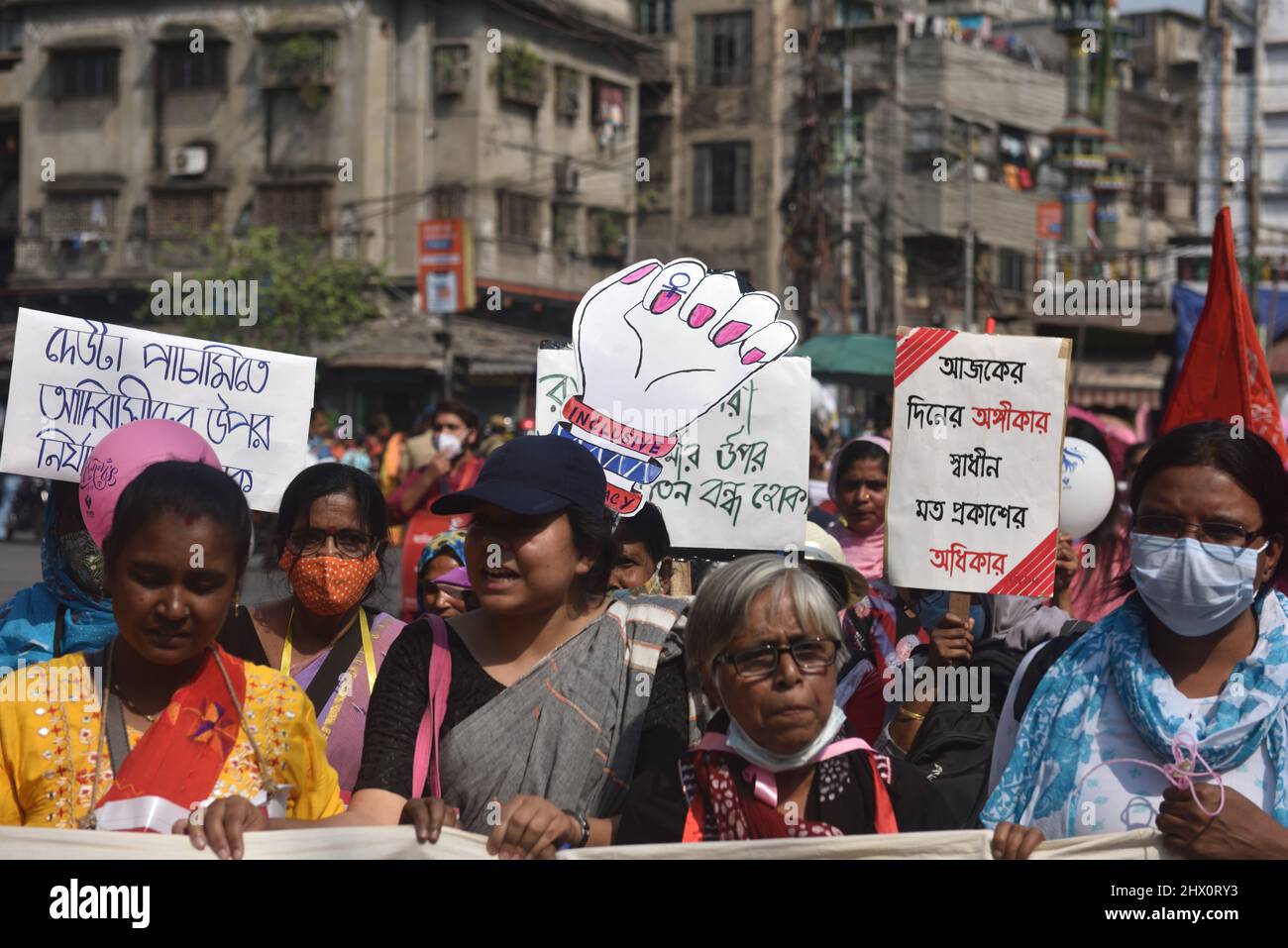 Kolkata, India. 08th Mar 2022. Varie Women Right Organisation hanno organizzato un raduno sulla Giornata Internazionale della Donna, come osservato il 8th marzo di ogni anno in tutto il mondo. Il tema di quest'anno è "l'uguaglianza di genere oggi per un domani sostenibile", e "l'invito ad un'azione climatica per le donne, da parte delle donne". Rafforzare il sistema di sostegno ai disabili, ai trasporti, alle queer e alle donne per creare una società inclusiva. (Foto di Sukhomoy Sen/Pacific Press) Credit: Pacific Press Media Production Corp./Alamy Live News Foto Stock