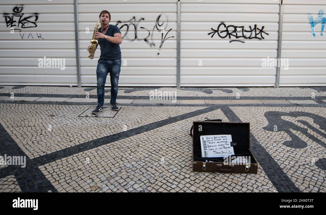 Street Performer a Lisbona, suonando un sassofono Foto Stock