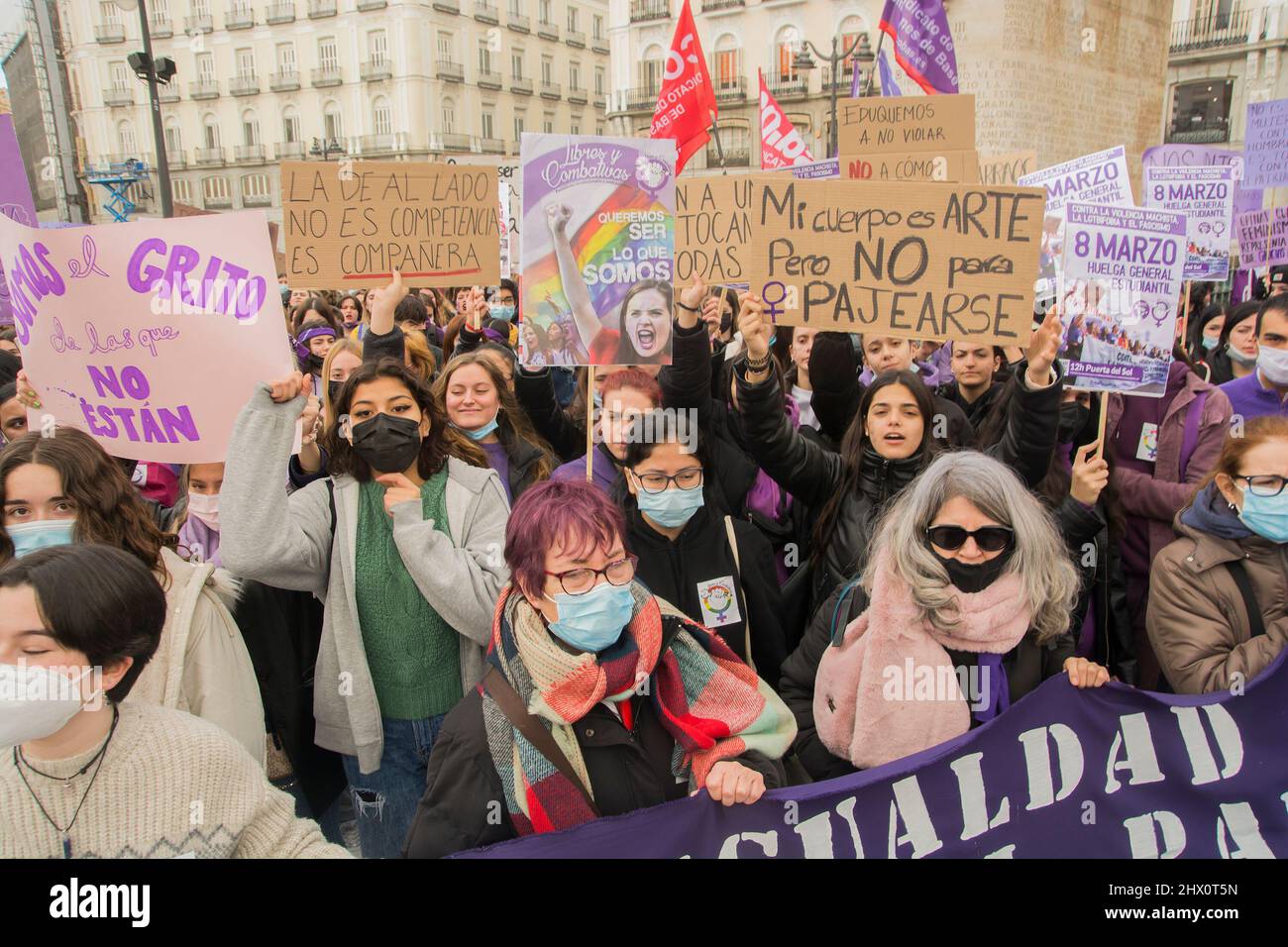 Madrid, Spagna. 08th Mar 2022. Festeggiamenti internazionali della Festa della Donna da parte di studenti di Madrid, Spagna, a Puerta del Sol. (Foto di Alberto Sibaja/Pacific Press) Credit: Pacific Press Media Production Corp./Alamy Live News Foto Stock