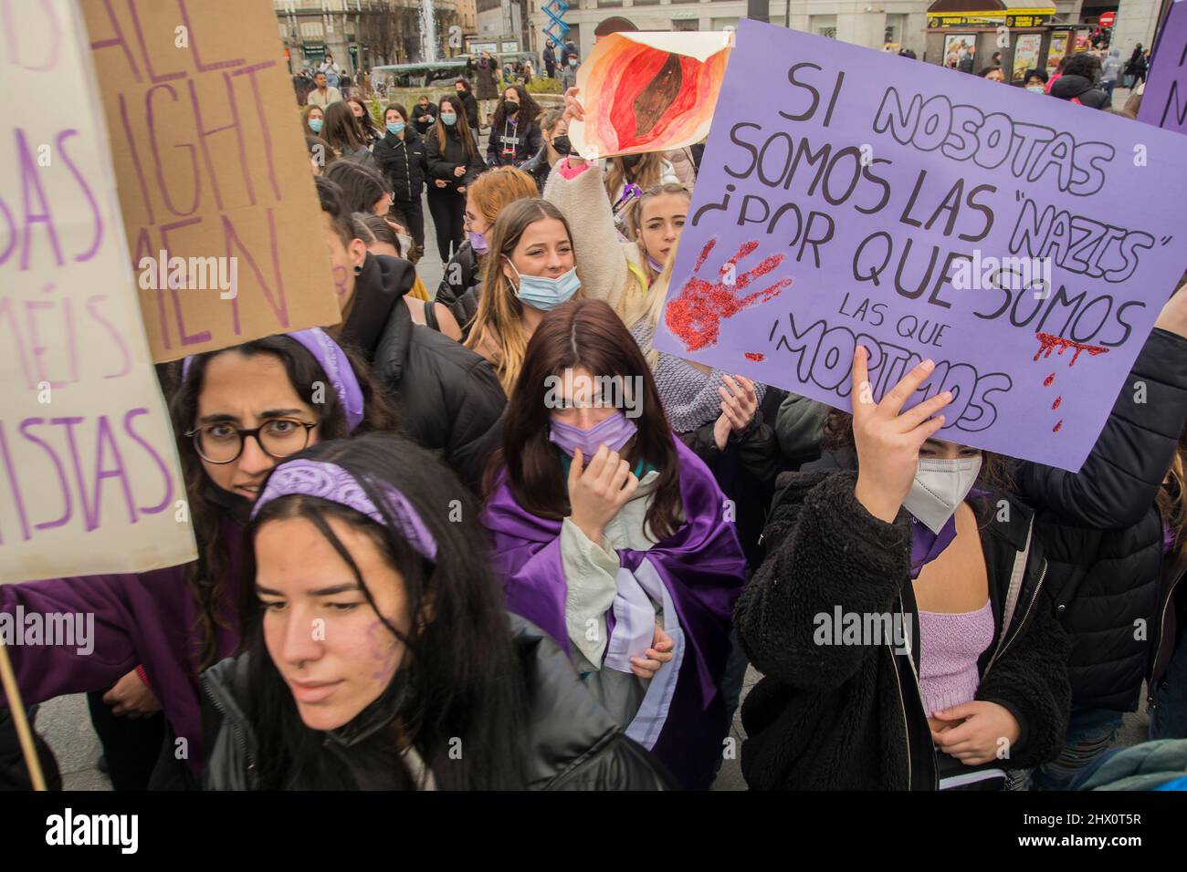 Madrid, Spagna. 08th Mar 2022. Festeggiamenti internazionali della Festa della Donna da parte di studenti di Madrid, Spagna, a Puerta del Sol. (Foto di Alberto Sibaja/Pacific Press) Credit: Pacific Press Media Production Corp./Alamy Live News Foto Stock