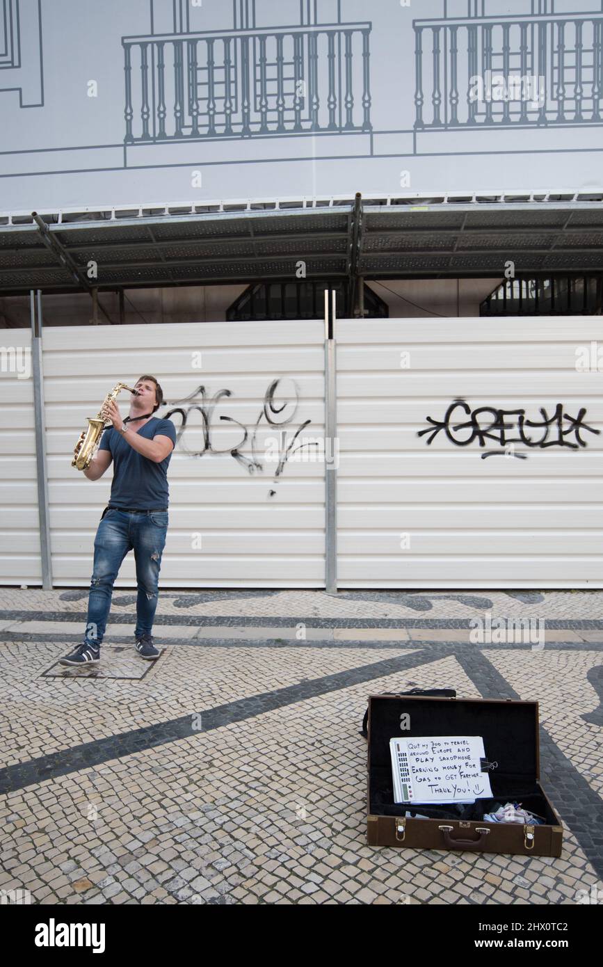 Artista di strada sassaphone che suona a Lisbona, Portogallo Foto Stock
