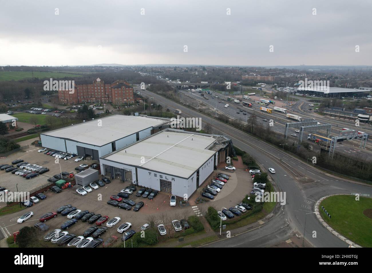 Showroom Tesla Dartford-Thurrock River Crossing, vista sui droni Foto Stock