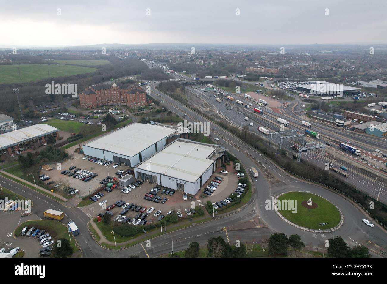 Showroom Tesla Dartford-Thurrock River Crossing, vista sui droni Foto Stock