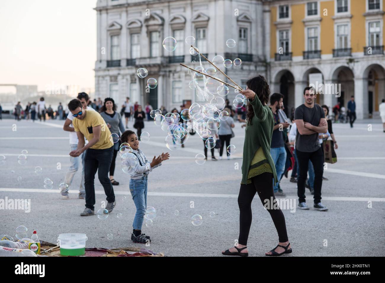 Bubble Artist suona a Lisbona, ai bambini Foto Stock