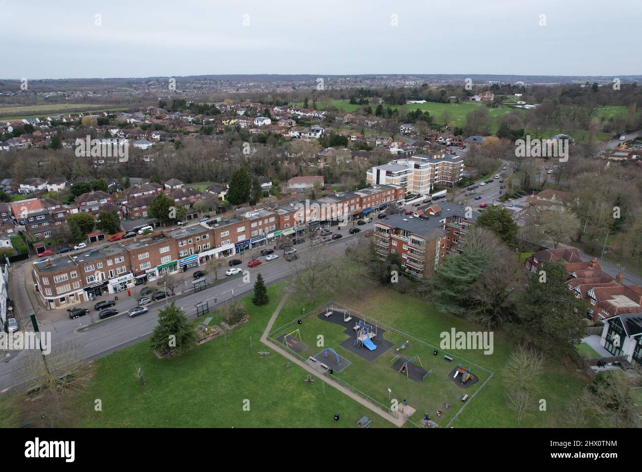 Chigwell Essex UK drone vista aerea strada alta e strade residenziali Foto Stock