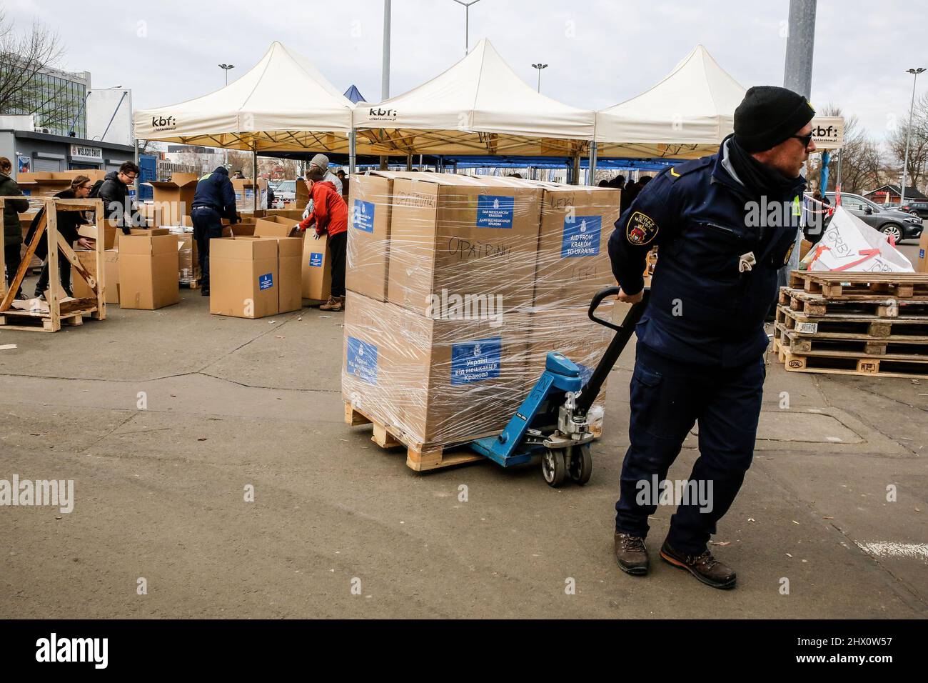 Cracovia, Polonia. 08th Mar 2022. I militari polacchi lavorano in un magazzino che fornisce aiuto umaniatriano ai rifugiati ucraini, in quanto più di un milione di persone sono già fuggite dall'Ucraina per la Polonia. Mentre la Federazione russa ha invaso l'Ucraina, il conflitto tra Ucraina e Russia dovrebbe costringere fino a 5 milioni di ucraini a fuggire. Molti dei rifugiati chiederanno asilo in Polonia. Le fughe sono spesso ospitate da individui e ONG Credit: SOPA Images Limited/Alamy Live News Foto Stock