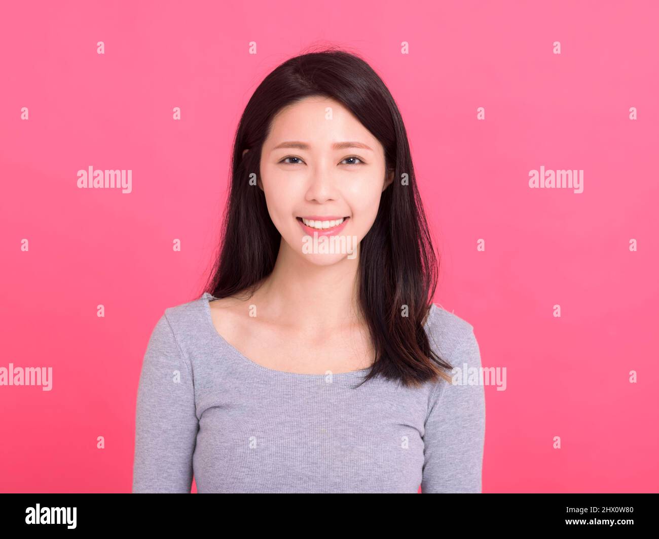 Ritratto di bella donna asiatica con capelli lunghi e trucco Foto Stock