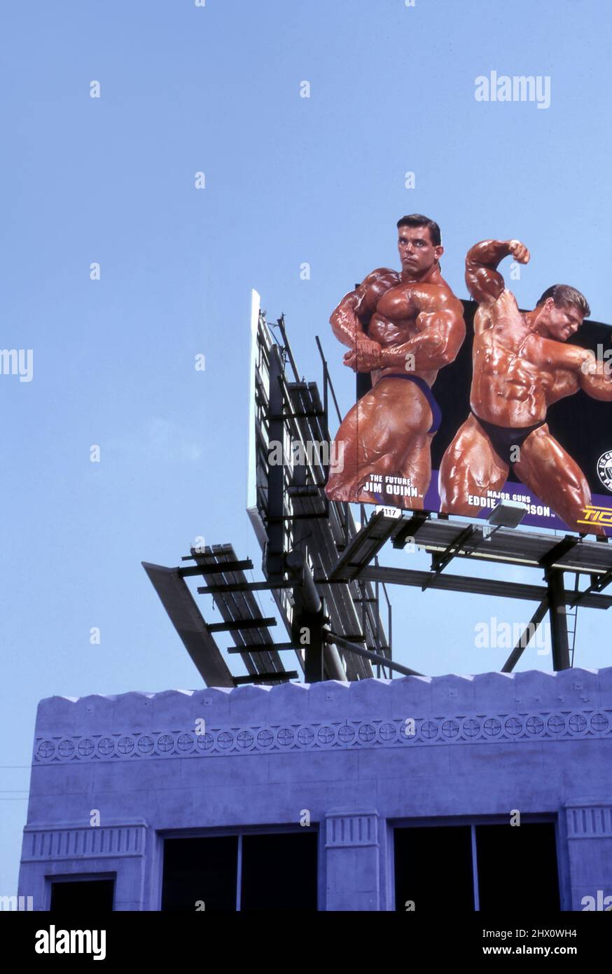 Body builders sul tabellone sopra l'edificio Whisky A Go Go sulla Sunset Strip a West Hollywood, CA Foto Stock