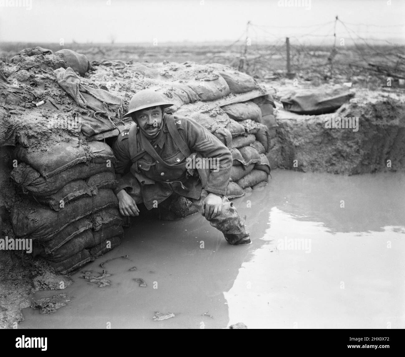 Un sergente del Lancashire Fusiliers in un'alluvione di fronte a Messines vicino Ploegsteert Wood, gennaio 1917. Foto Stock