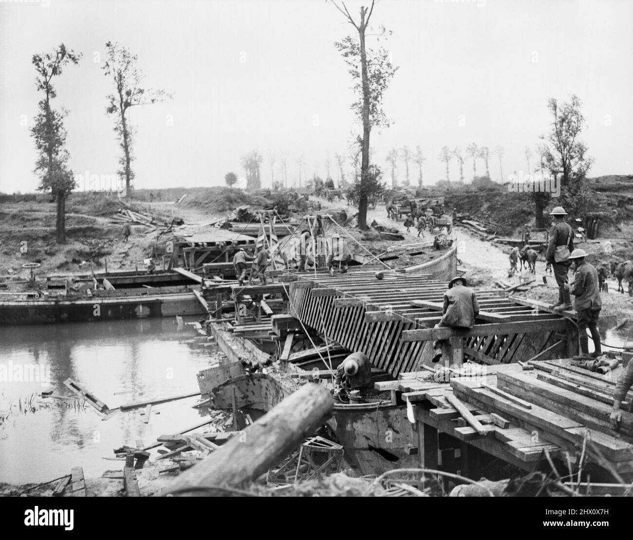 Royal Engineers che collega il canale Yser a nord di Ypres, 3 agosto 1917. La fondazione è costituita da due chiatte ad angolo retto. Foto Stock
