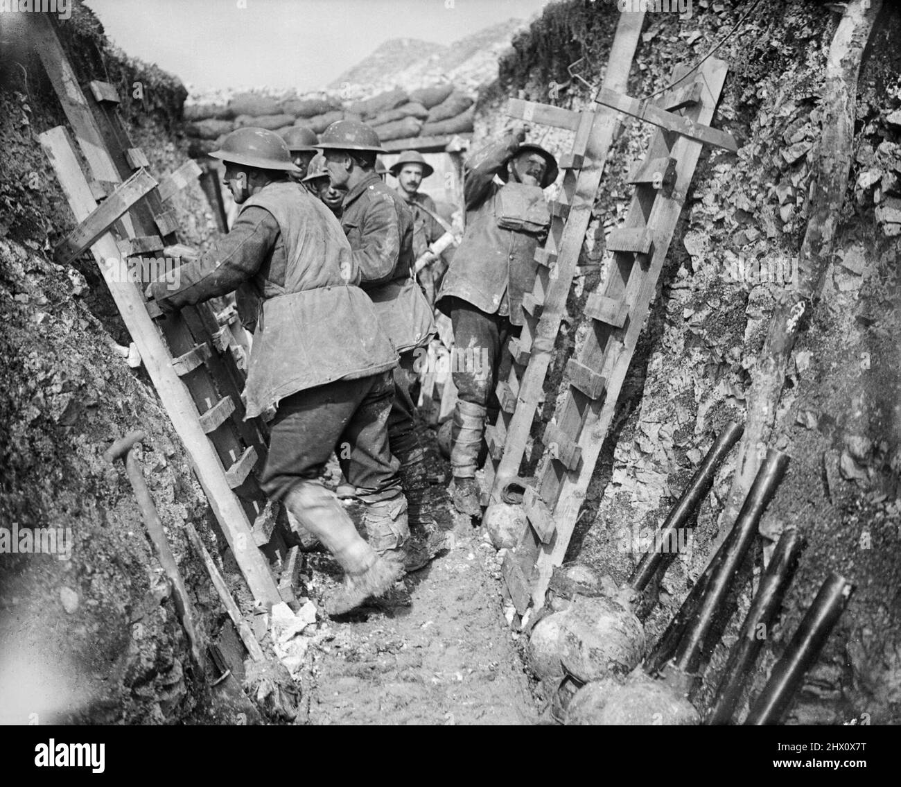 Gli zafferi dei Royal Engineers riparano scale di scalatura nelle trincee in prima linea durante il 8 aprile 1917, il giorno prima dell'apertura dell'offensiva di Arras. Foto Stock
