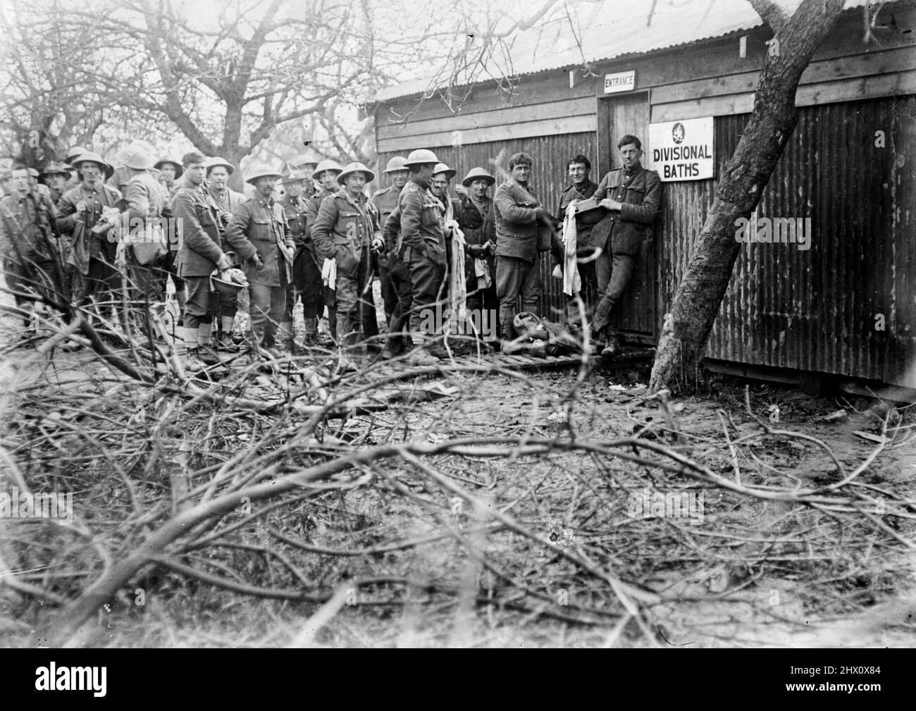 I soldati neozelandesi recentemente nelle trincee della Somme attendono il loro turno nelle Terme Divisional a Bertrancourt, Francia. Fotografia scattata il 5 maggio 1918 Foto Stock