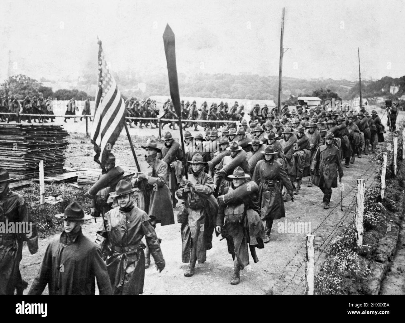 Le truppe dell'esercito DEGLI STATI UNITI marciarono dopo lo sbarco a le Havre in Francia Foto Stock