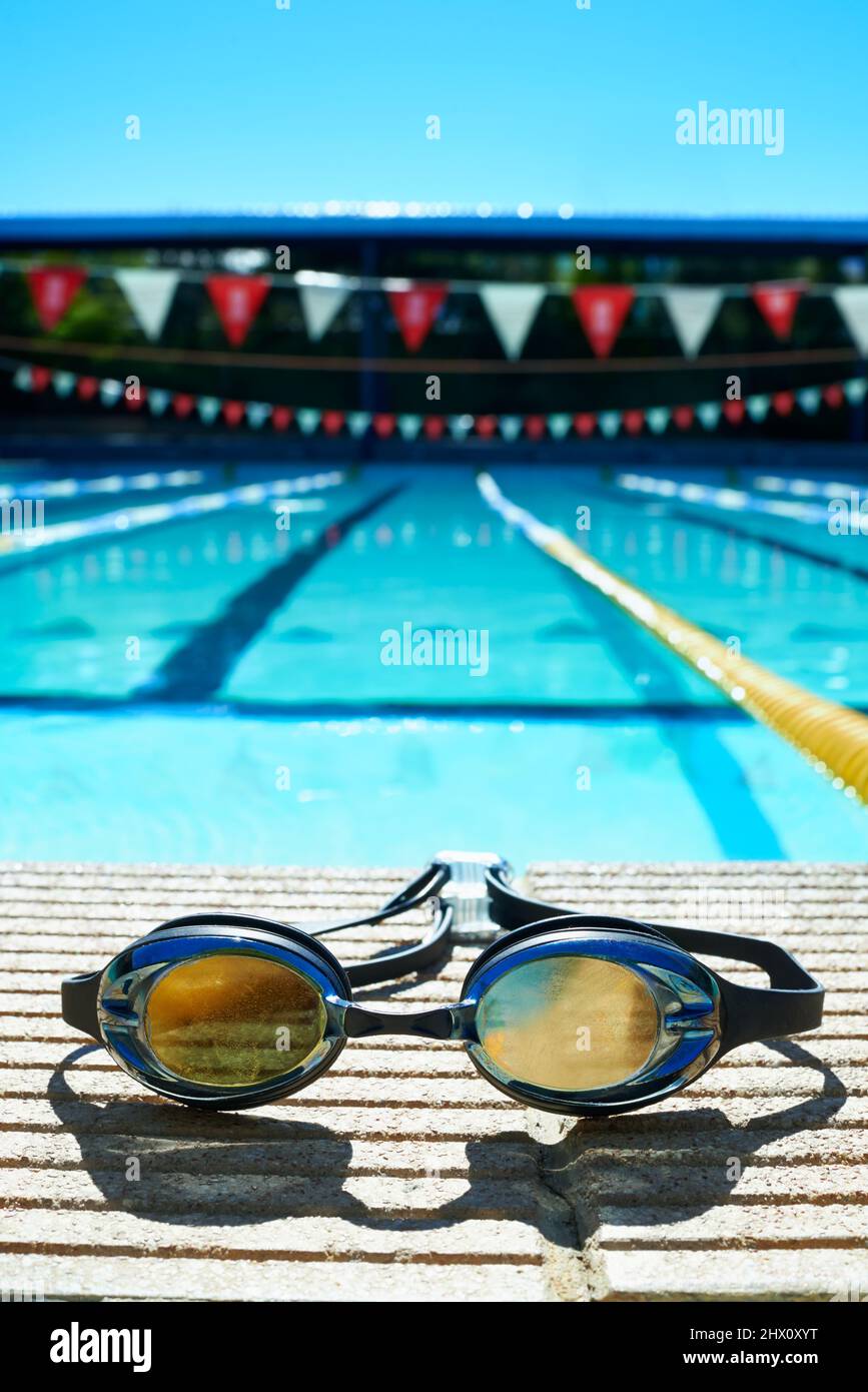 Attrezzatura da nuoto. Primo piano di occhiali a vista sulla piscina. Foto Stock