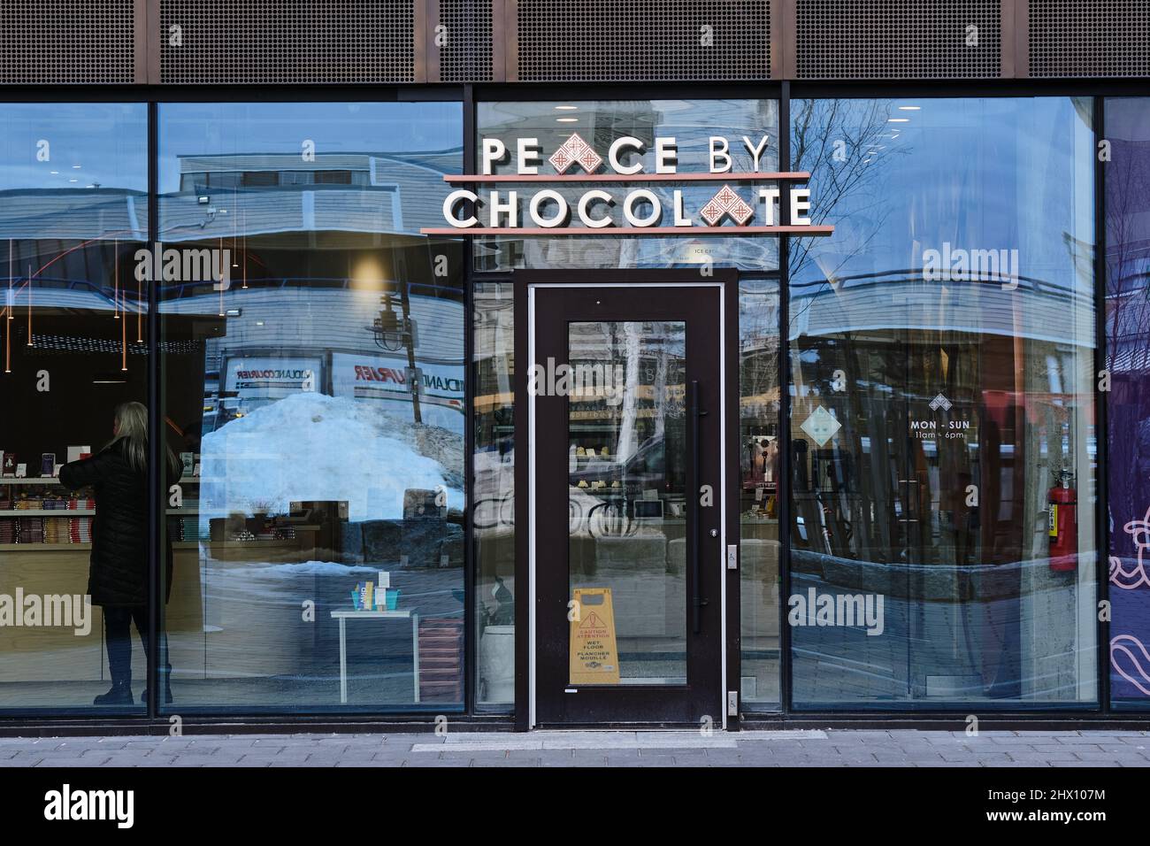 Segno della Pace dal negozio di confezione di cioccolato sul fronte del porto di Halifax. Halifax, Nuova Scozia Foto Stock