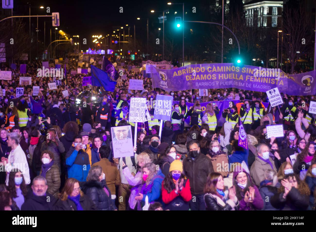 Il movimento femminista si è fratturato questo 8M con due diverse manifestazioni e alternative l'una all'altra sono state allo stesso tempo nel centro di Madrid. Quella tradizionale convocata dalla Commissione del 8M e quella convocata dalle femministe contro il Trans Law del Governo. Tuttavia, il motto è stato ancora una volta "diritti per tutti, ogni giorno”, che ha riunito la maggior parte dei manifestanti della Giornata internazionale della donna nelle strade di Madrid, anche se con cifre notevolmente inferiori rispetto a prima della pandemia. Foto Stock