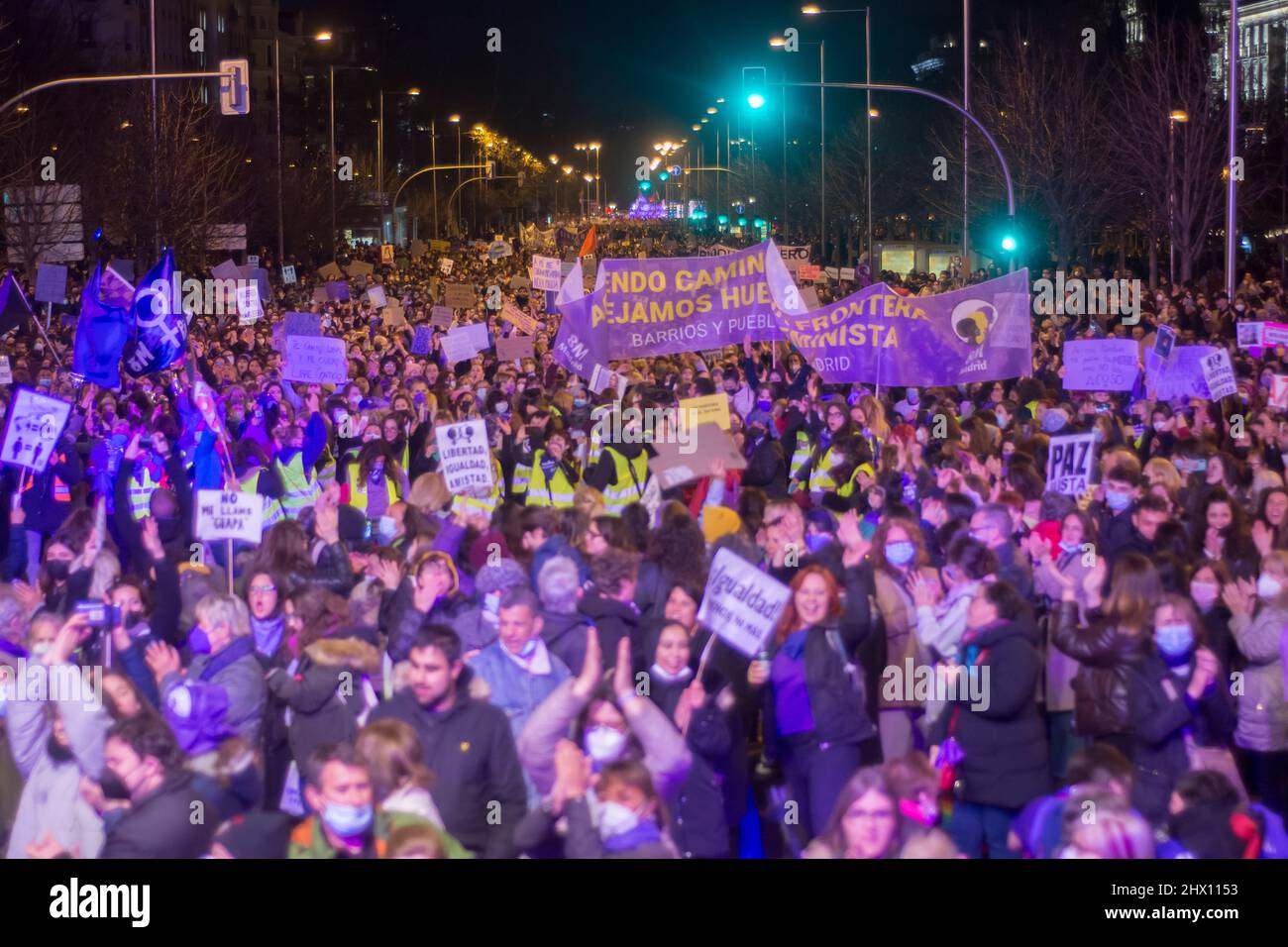 Il movimento femminista si è fratturato questo 8M con due diverse manifestazioni e alternative l'una all'altra sono state allo stesso tempo nel centro di Madrid. Quella tradizionale convocata dalla Commissione del 8M e quella convocata dalle femministe contro il Trans Law del Governo. Tuttavia, il motto è stato ancora una volta "diritti per tutti, ogni giorno”, che ha riunito la maggior parte dei manifestanti della Giornata internazionale della donna nelle strade di Madrid, anche se con cifre notevolmente inferiori rispetto a prima della pandemia. Foto Stock