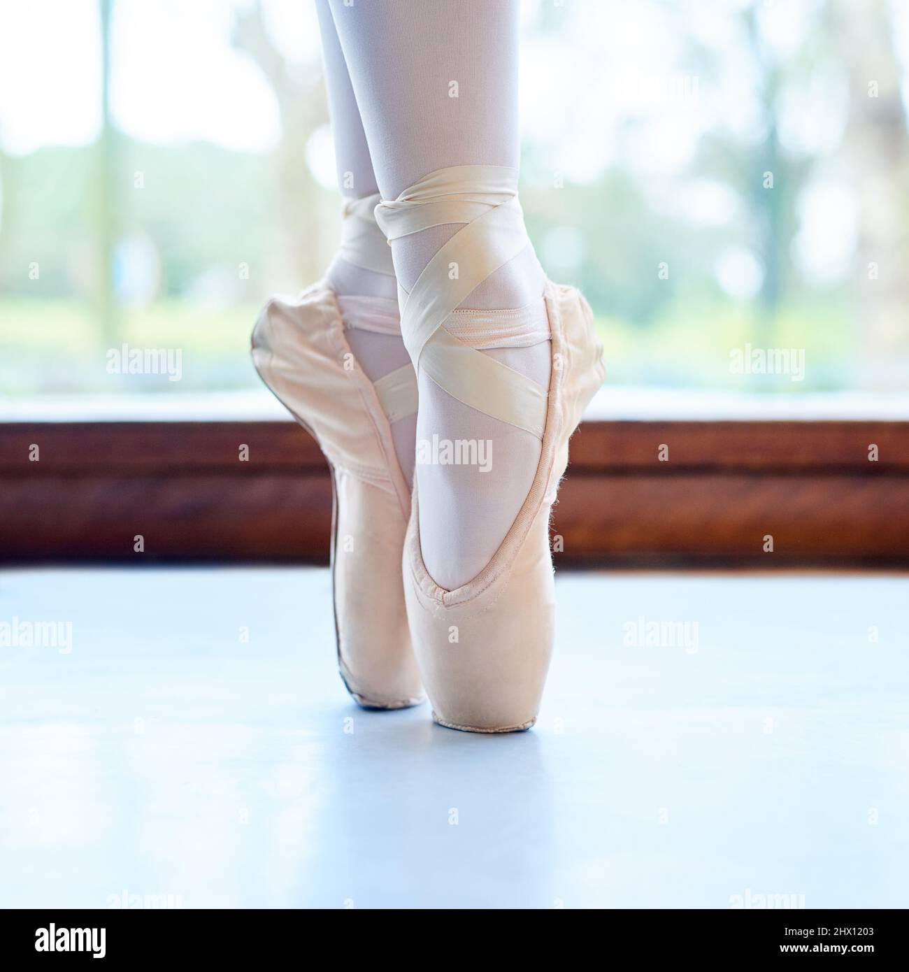 Le ballerine indossano tacchi alti invisibili. Scatto corto di una ballerina  ballerina in piedi sulle punte Foto stock - Alamy