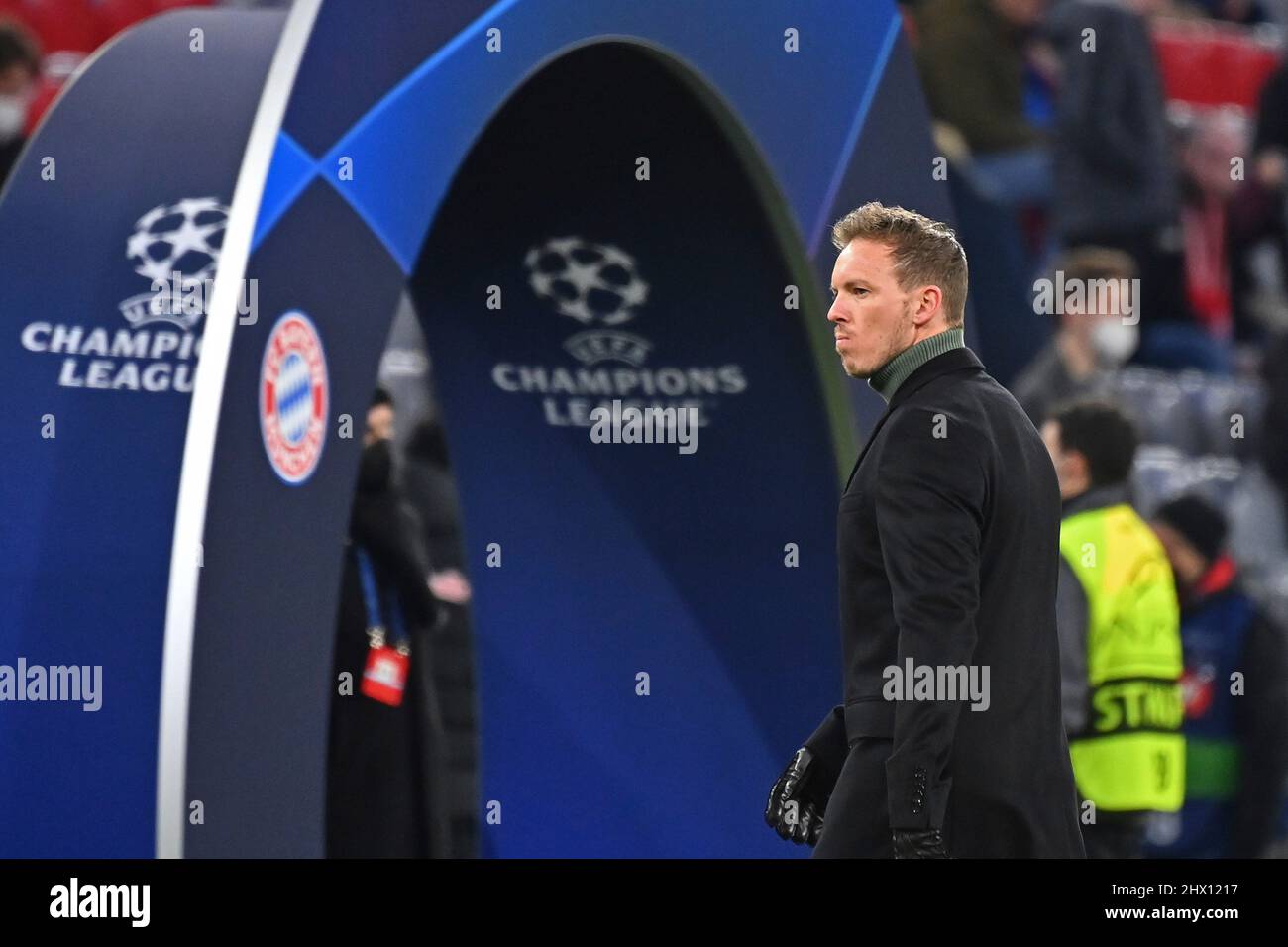 Coach Julian NAGELSMANN (FC Bayern Munich) davanti al logo CL, singolo motivo rifinito, metà figura, metà figura. Campionato dei campioni di calcio/ turno del 16 FC Bayern Monaco di Baviera - RB Salzburg 7-1, il 8th marzo 2022 ALLIANZARENA . Foto Stock