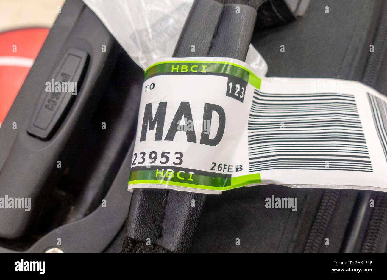 Una valigia con un'etichetta bagaglio della compagnia aerea mostra il codice aeroportuale di tre lettere per l'aeroporto Barajas di Madrid, Spagna Foto Stock