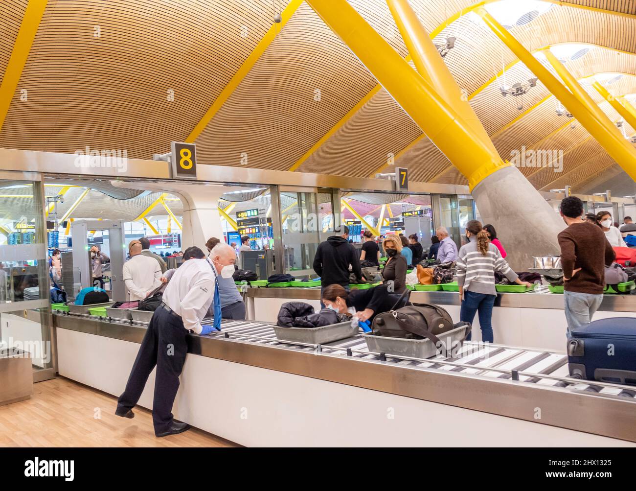 Screening di sicurezza del bagaglio a mano prima dell'ingresso alle porte, aeroporto Madrid-Barajas, Spagna Foto Stock