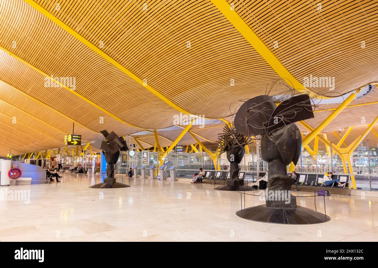 Tre Signore di Barajas (2004) di Manolo Valdés - Terminal 4 - Aeroporto Madrid-Barajas, MAD, Spagna Foto Stock