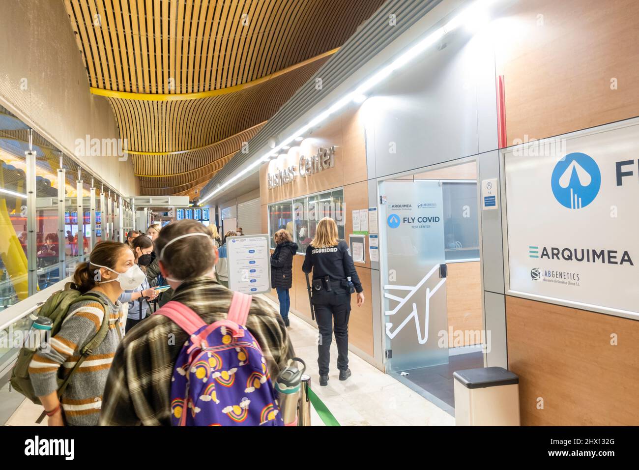 I passeggeri sono in fila per il centro di test COVID-19 all'interno dell'aeroporto Madrid-Barajas, MAD Spagna. I test Covid sono costosi, 150 euro urgenti. Foto Stock