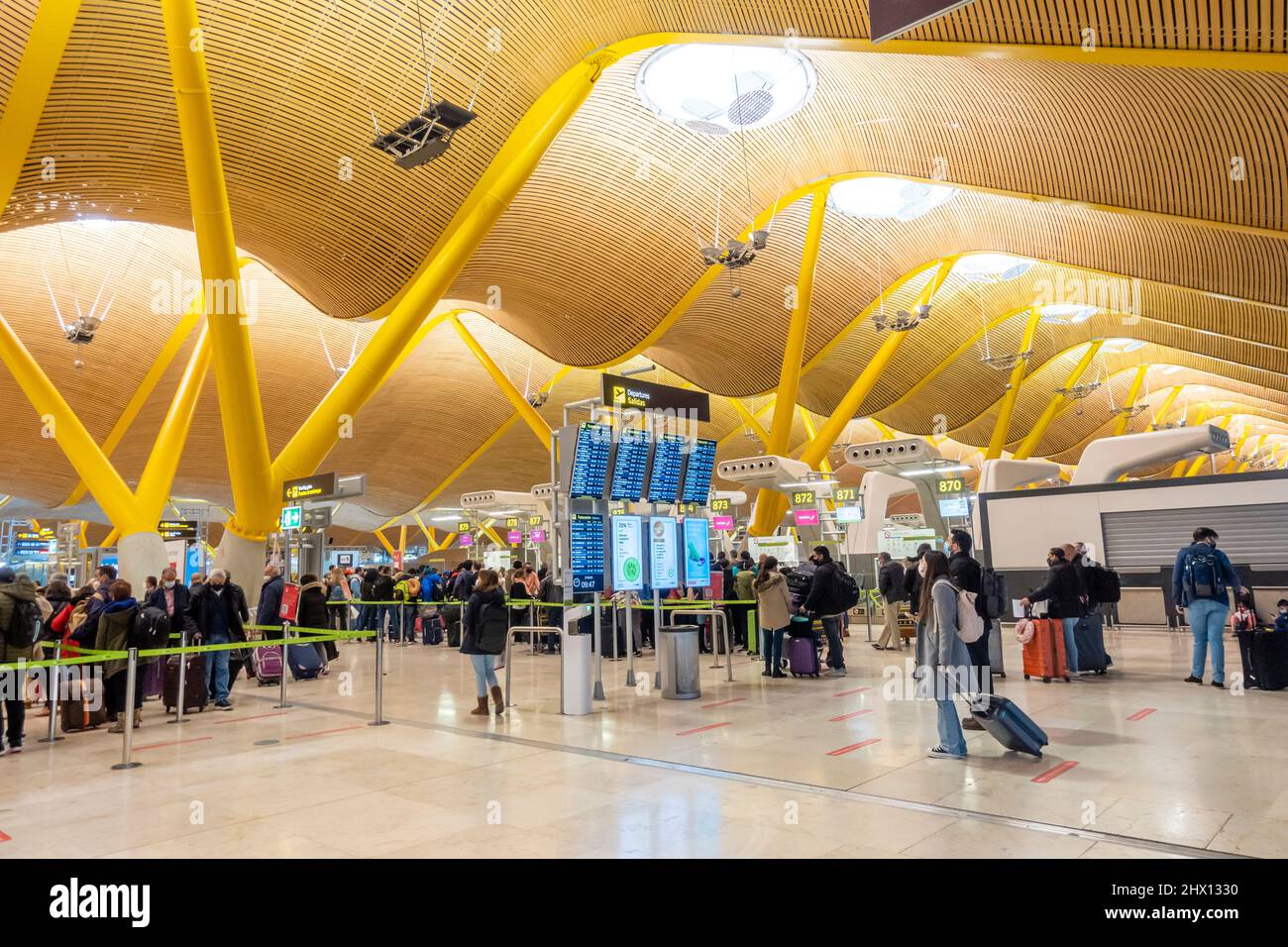 Passeggeri con bagaglio davanti alle informazioni sui cancelli di partenza, prima della zona di controllo di sicurezza, aeroporto Madrid-Barajas, MAD, Spagna Foto Stock