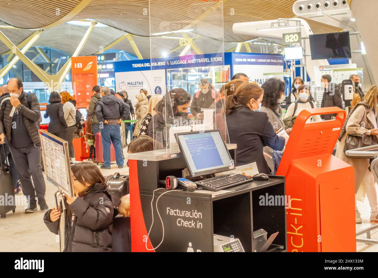 Passeggeri viaggiatori persone al banco di check-in presso il terminal delle partenze all'interno dell'aeroporto Madrid-Barajas, Spagna Foto Stock