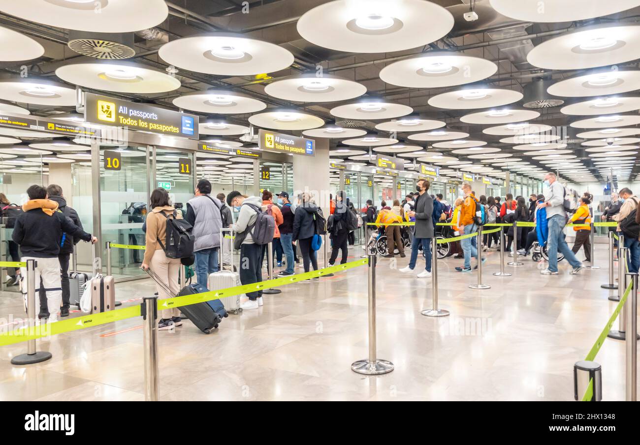 Controllo del passaporto di frontiera al terminal delle partenze, aeroporto Madrid-Barajas, Spagna Foto Stock