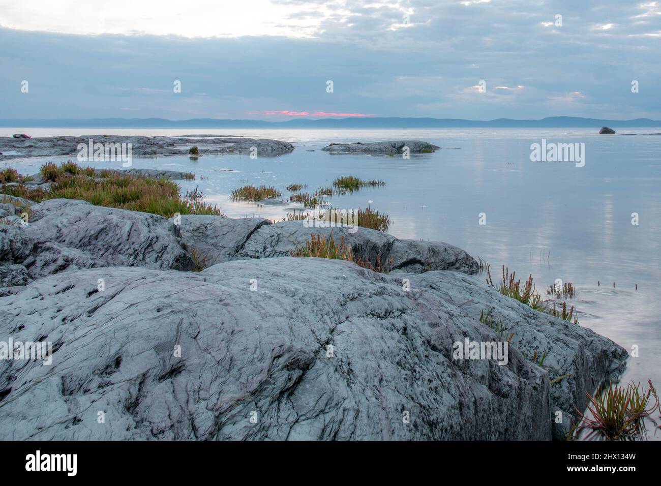 Lunga esposizione del fiume Saint-Laurent dopo il tramonto Foto Stock