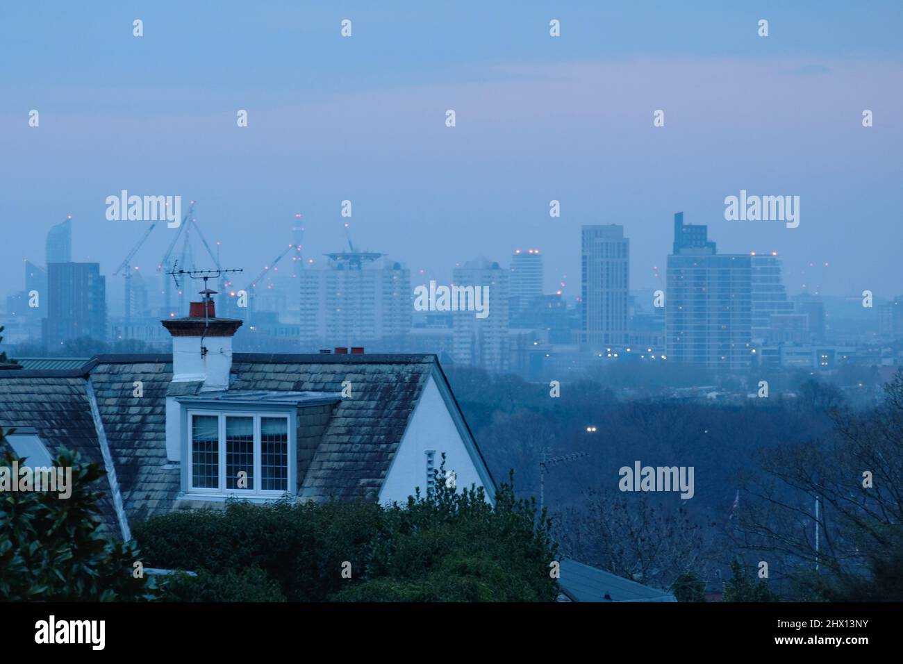 London, UK, 8th Mar, 2022. Lo skyline di Londra con edifici cittadini e nuovi sviluppi, come visto in una giornata di primavera da Wimbledon. La legge sulla criminalità economica (trasparenza e applicazione) del governo discussa alla Camera dei Comuni dovrebbe passare in legge entro la fine di marzo. Transparency International - un gruppo di campagna, stima di proprietà del valore di £ 1,5bn è stato acquistato da russi accusati di corruzione. Credit: Undicesima ora Fotografia/Alamy Live News Foto Stock
