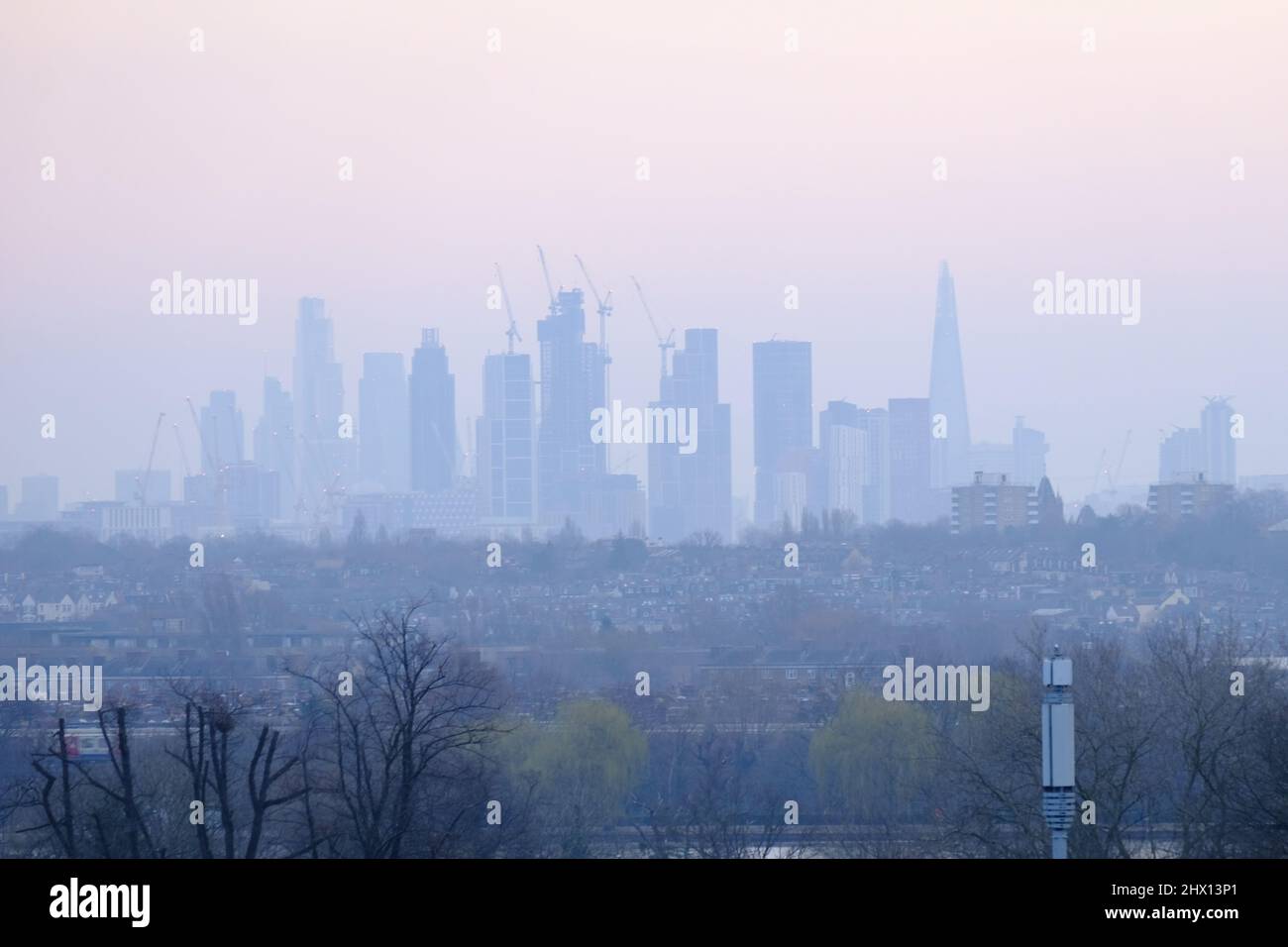 London, UK, 8th Mar, 2022. Lo skyline di Londra con edifici cittadini e nuovi sviluppi, come visto in una giornata di primavera da Wimbledon. La legge sulla criminalità economica (trasparenza e applicazione) del governo discussa alla Camera dei Comuni dovrebbe passare in legge entro la fine di marzo. Transparency International - un gruppo di campagna, stima di proprietà del valore di £ 1,5bn è stato acquistato da russi accusati di corruzione. Credit: Undicesima ora Fotografia/Alamy Live News Foto Stock