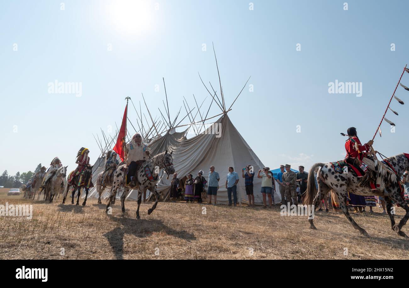 Nez Perce cavalca in una processione intorno ad una longhouse a am'saaxpa, Wallowa Valley, Oregon. Foto Stock