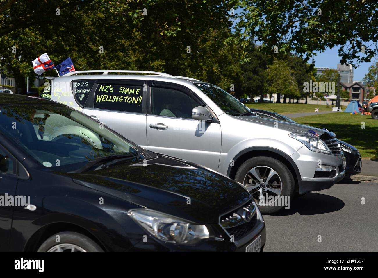 Christchurch, Nuova Zelanda, 27 febbraio 2021: Un'automobile che porta bandiere invertite sostiene la protesta di mandato di Cranmer Square a Christchurch. Gli attivisti hanno piantato tende e occupato la piazza in modo pacifico per diverse settimane. Foto Stock
