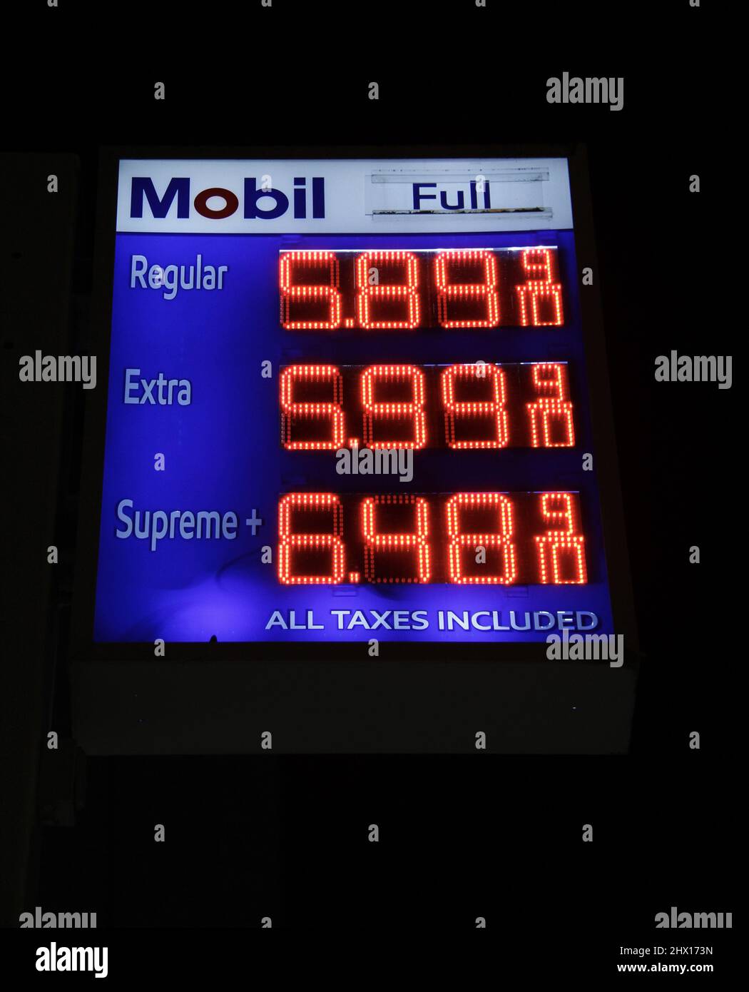 8 marzo 2022, %G: (NUOVO) il prezzo medio del gas normale raggiunge i $5,89 a New York. 8 marzo 2022, New York, USA: Il prezzo medio di un gallone di gas regolare a New York raggiunge il $5,89, infrangendo il precedente record di $4,11 nel 2008. L'aumento continuo e più rapido dei prezzi del gas negli Stati Uniti e nel mondo è dovuto all'invasione russa dell'Ucraina. Il presidente degli Stati Uniti Joe Biden ha vietato l'importazione di petrolio russo martedì (08), il che sicuramente causerà un aumento del prezzo del gas. Alcuni dei clienti di questo distributore di benzina Mobil a Manhattan hanno lamentato l'alto prezzo del gas e uno Foto Stock