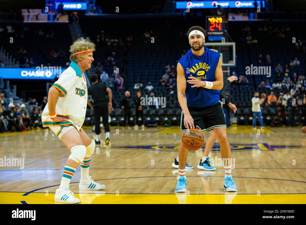 San Francisco, California. Il 8 marzo 2022, Actor Will Ferrell indossa l'uniforme dei Tropici di Flint dal lungometraggio 'semis-Pro' e si unisce a Klay Thompson della guardia Golden state Warriors, Klay Thompson (11) durante i warm-up prima che la squadra giochi contro i Los Angeles Clippers al Chase Center il 8 marzo 2022 a San Francisco, California. Credit: CV/ImageSpace/MediaPunch Foto Stock