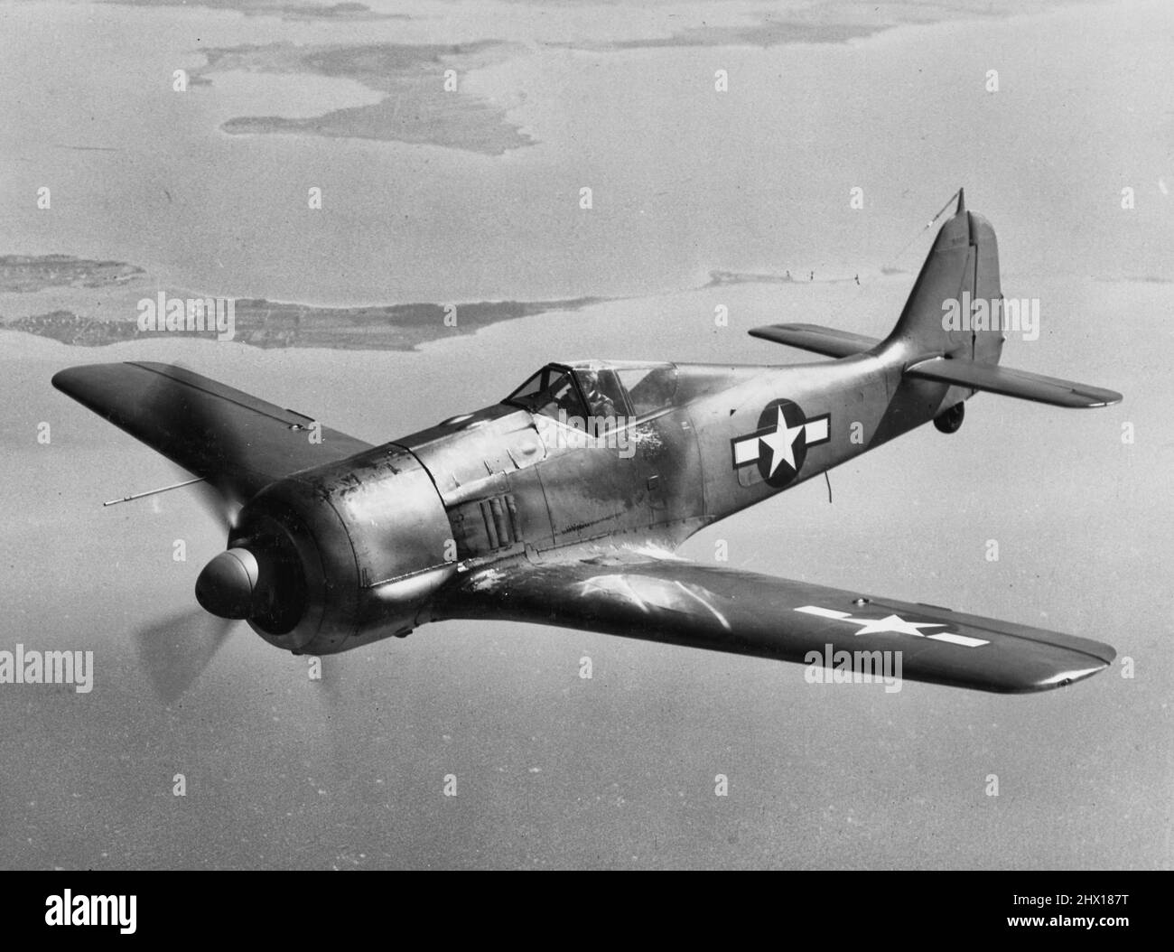 Un combattente tedesco catturato Focke-Wulf FW 190 testato dal Naval Air Test Center statunitense Patuxent River, Maryland (USA), circa nel marzo 1944. L'aeromobile ricevette la marcatura degli Stati Uniti e un camuffamento standard della Marina degli Stati Uniti, con l'armamento apparentemente rimosso. Foto Stock
