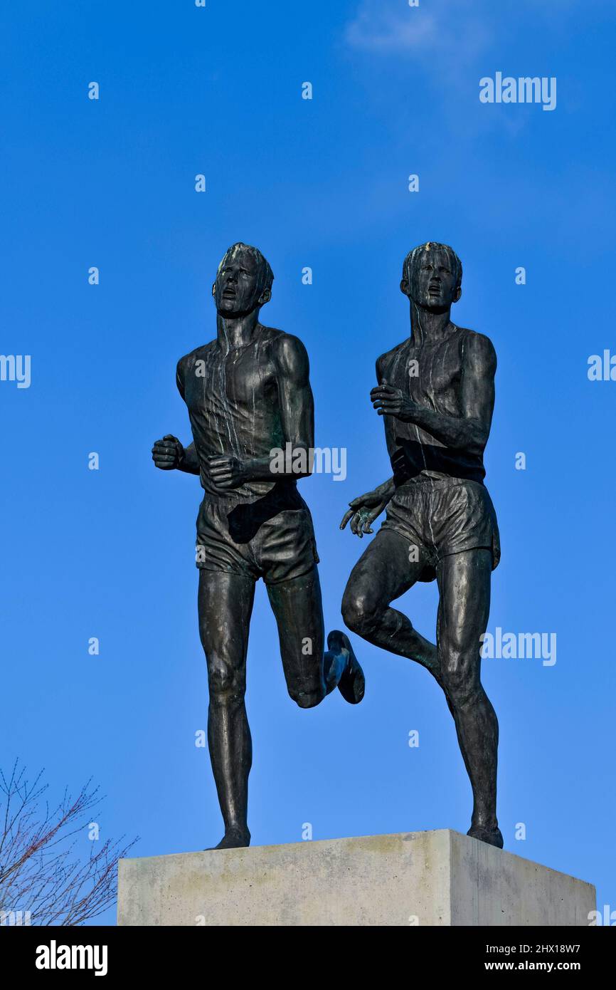 Miracle Mile statue , Empire Fields, Hastings Park, Vancouver, British Columbia, Canada. Commemorazione di un miglio di meno di quattro minuti da Roger Banister e Jo Foto Stock