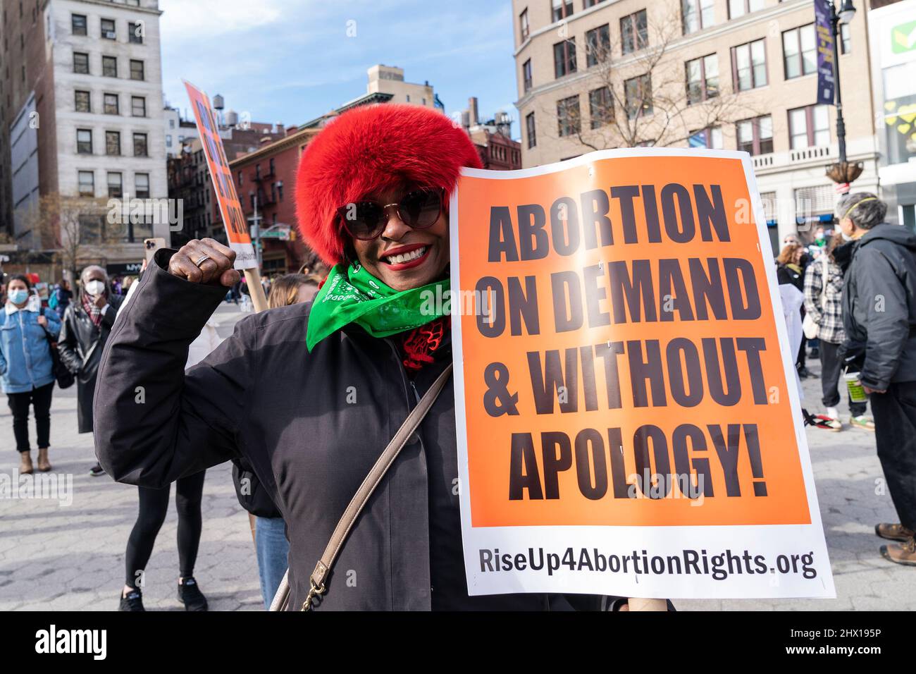 I manifestanti si sono riuniti in occasione della Giornata internazionale della donna per chiedere i diritti di aborto in Union Square a New York il 8 marzo 2022. Il Rally è stato organizzato da RiseUp4AbortionRights.org. Molti manifestanti indossavano bandana verdi a sostegno delle donne colombiane dove gli aborti sono stati recentemente legalizzati, il verde è il colore adottato dal movimento pro-scelta in Colombia. I manifestanti parlavano di erosione dei diritti di aborto in America e si preoccupavano della prossima sentenza della Corte Suprema sulla causa Dobbs contro Jackson Women's Health prevista alla fine della primavera. (Foto di Lev Radin/Sipa USA) Foto Stock