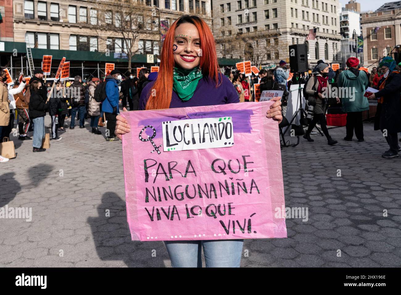 New York, NY - 8 marzo 2022: Vanessa Isa, proveniente dalla Colombia, si è unita ai manifestanti riuniti in occasione della Giornata internazionale della donna per chiedere i diritti di aborto in Union Square Foto Stock