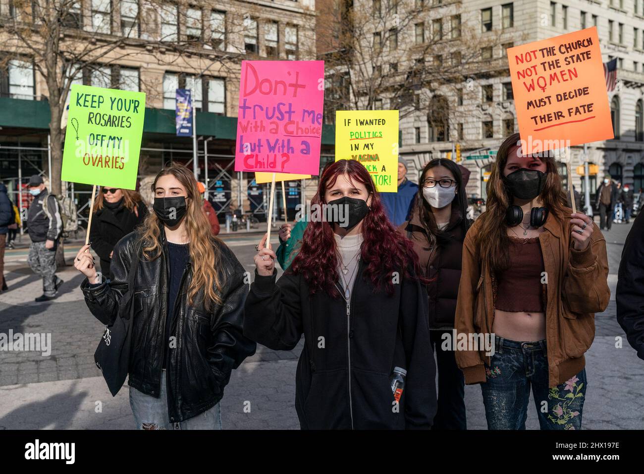 I manifestanti si sono riuniti in occasione della Giornata internazionale della donna per chiedere i diritti di aborto in Union Square a New York il 8 marzo 2022. Il Rally è stato organizzato da RiseUp4AbortionRights.org. Molti manifestanti indossavano bandana verdi a sostegno delle donne colombiane dove gli aborti sono stati recentemente legalizzati, il verde è il colore adottato dal movimento pro-scelta in Colombia. I manifestanti parlavano di erosione dei diritti di aborto in America e si preoccupavano della prossima sentenza della Corte Suprema sulla causa Dobbs contro Jackson Women's Health prevista alla fine della primavera. (Foto di Lev Radin/Sipa USA) Foto Stock