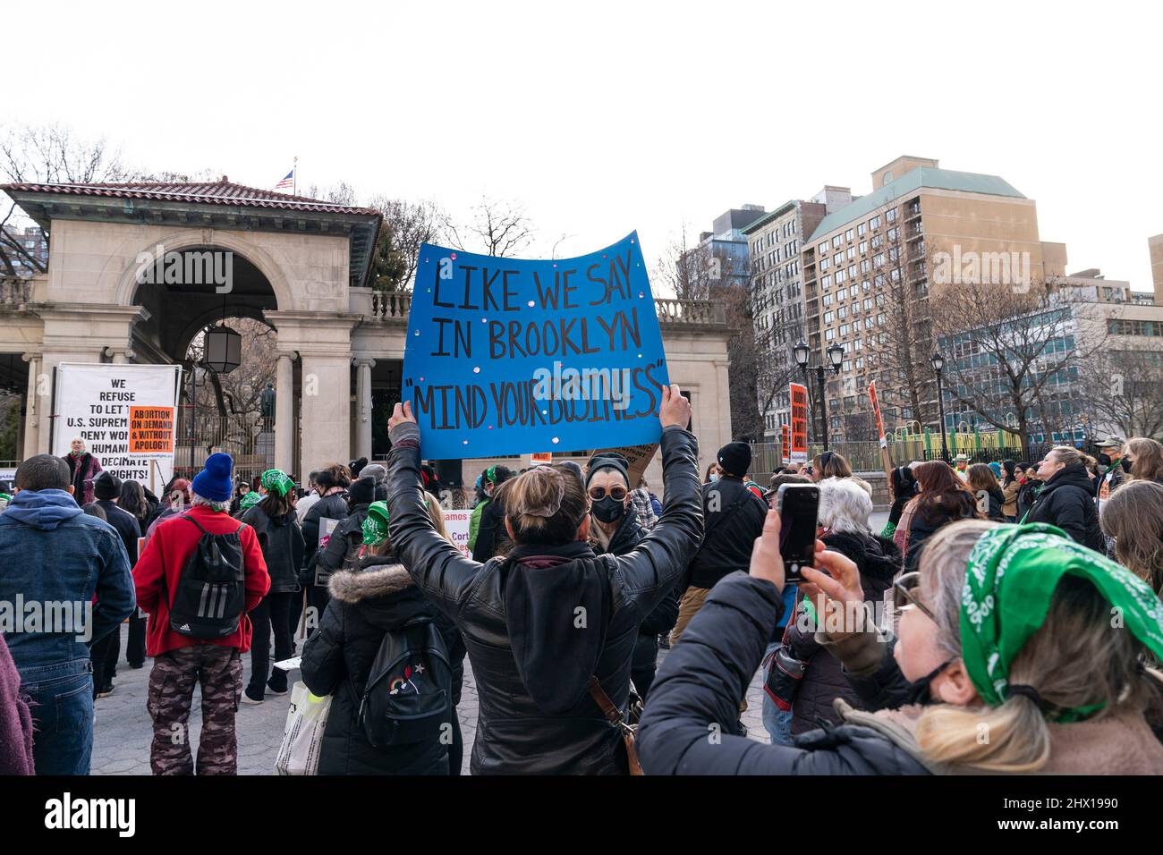 I manifestanti si sono riuniti in occasione della Giornata internazionale della donna per chiedere i diritti di aborto in Union Square a New York il 8 marzo 2022. Il Rally è stato organizzato da RiseUp4AbortionRights.org. Molti manifestanti indossavano bandana verdi a sostegno delle donne colombiane dove gli aborti sono stati recentemente legalizzati, il verde è il colore adottato dal movimento pro-scelta in Colombia. I manifestanti parlavano di erosione dei diritti di aborto in America e si preoccupavano della prossima sentenza della Corte Suprema sulla causa Dobbs contro Jackson Women's Health prevista alla fine della primavera. (Foto di Lev Radin/Sipa USA) Foto Stock