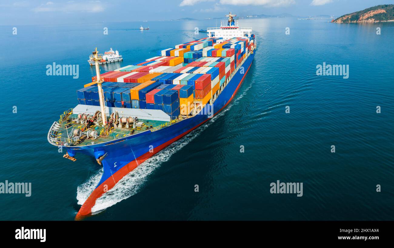 Vista laterale aerea della nave da carico che trasporta il container e che corre per esportare merci porto cantiere Carrgo alla spedizione personalizzata tecnologia oceanica concept Foto Stock