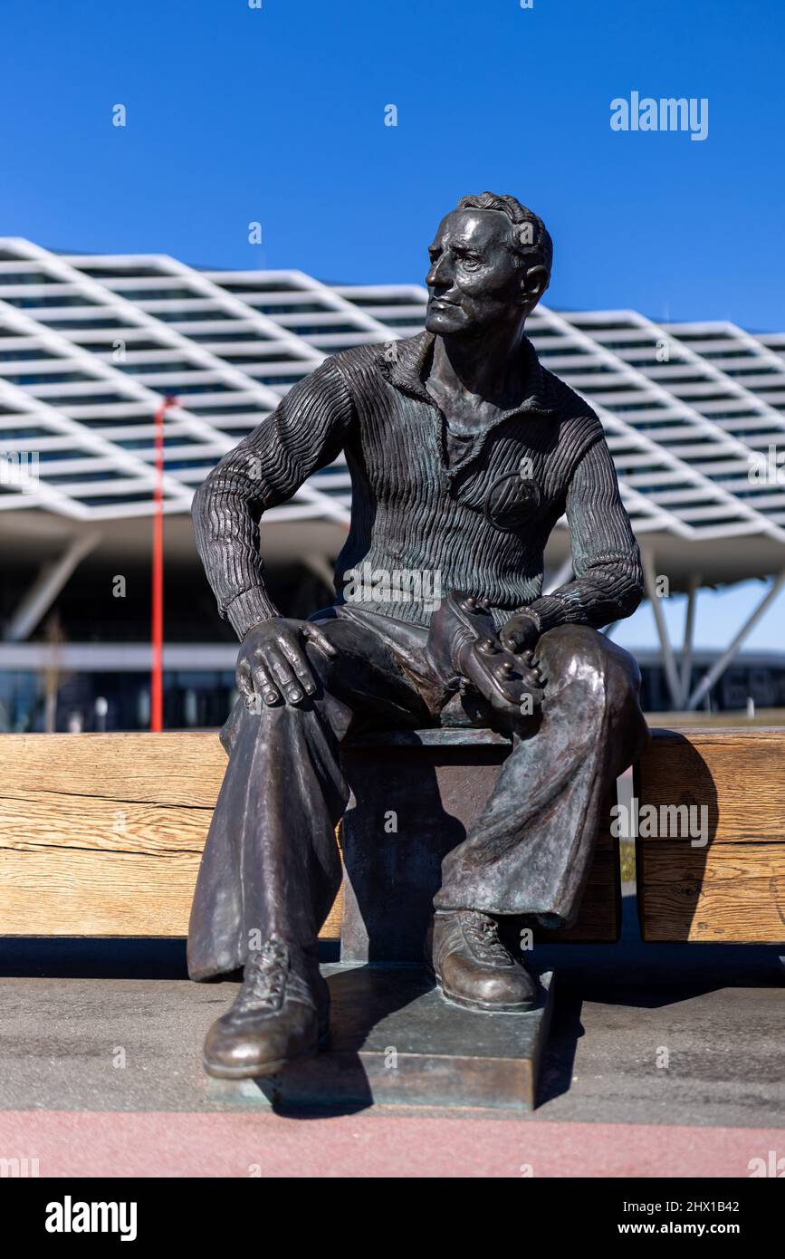 Herzogenaurach, Germania. 08th Mar 2022. Una statua del fondatore Adolf 'Adi' Dassler è eretto di fronte all'edificio 'Arena' degli uffici nei locali del produttore di articoli sportivi Adidas. Adidas presenta i suoi dati annuali il 9 marzo 2022. Credit: Daniel Karmann/dpa/Alamy Live News Foto Stock