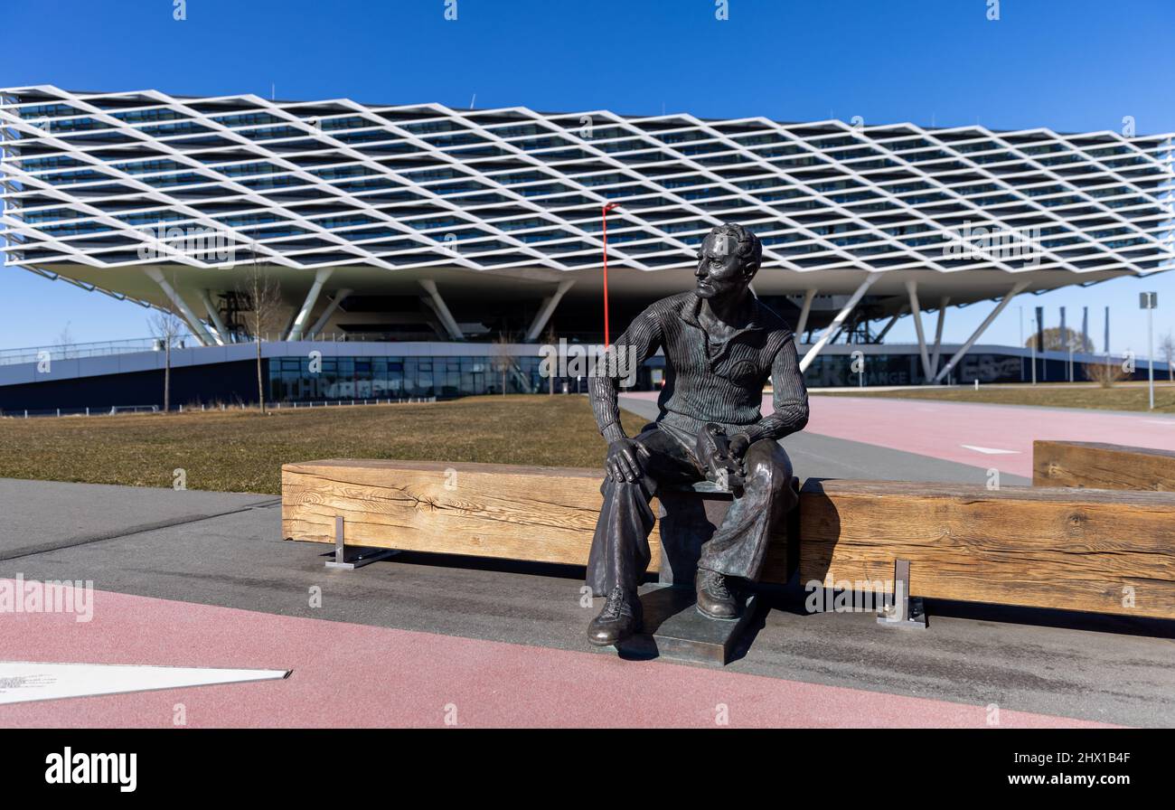 Herzogenaurach, Germania. 08th Mar 2022. Una statua del fondatore Adolf 'Adi' Dassler è eretto di fronte all'edificio 'Arena' degli uffici nei locali del produttore di articoli sportivi Adidas. Adidas presenta i suoi dati annuali il 9 marzo 2022. Credit: Daniel Karmann/dpa/Alamy Live News Foto Stock