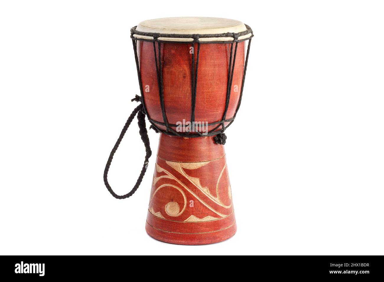 Jembe è un tamburo africano. Strumento musicale tradizionale isolato su sfondo bianco. Foto Stock