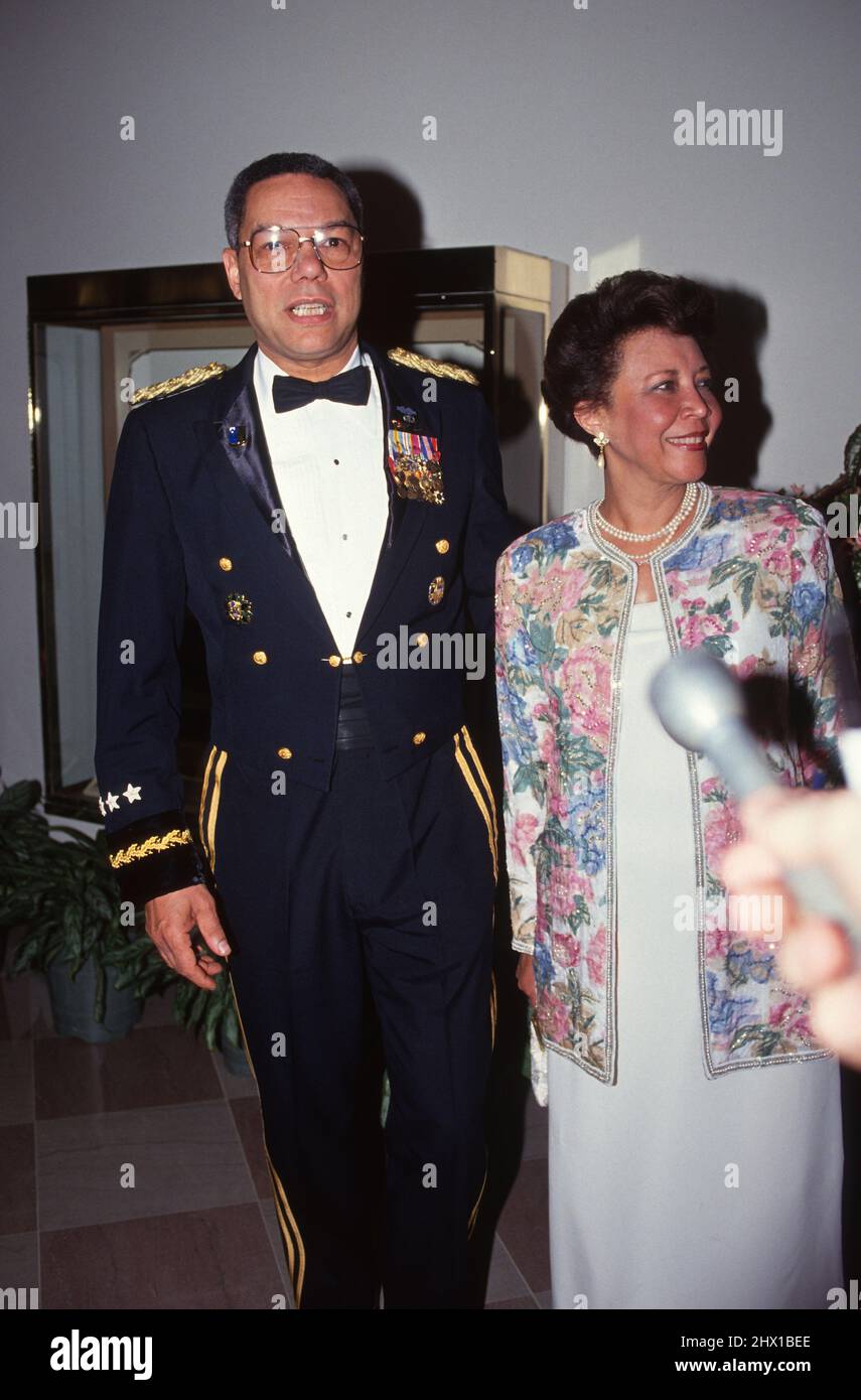 Powell, presidente dei Capi di Stato Uniti, e sua moglie, Alma, arrivano alla Casa Bianca di Washington, DC per la cena di Stato in onore della Regina Elisabetta II il 14 maggio 1991.Credit: Ron Sachs / CNP /MediaPunch Foto Stock